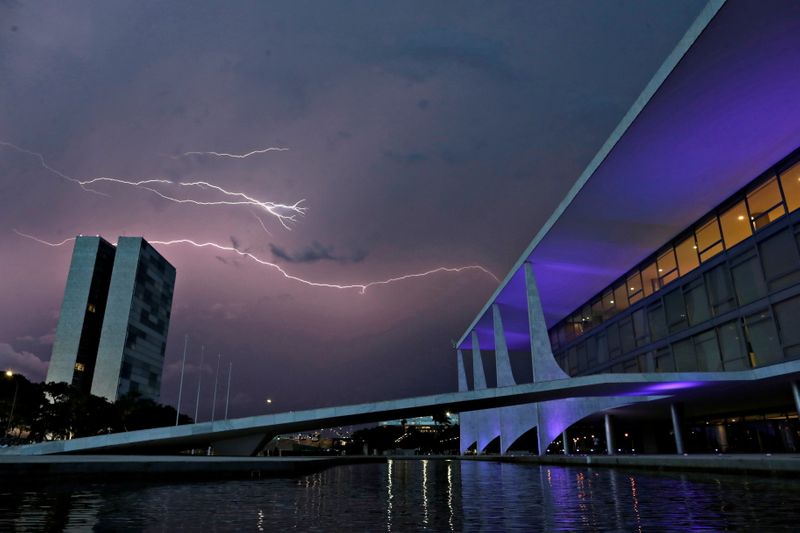 &copy; Reuters. Raio ilumina o céu sobre o Congresso Nacional e o Palácio do Planalto em Brasília
