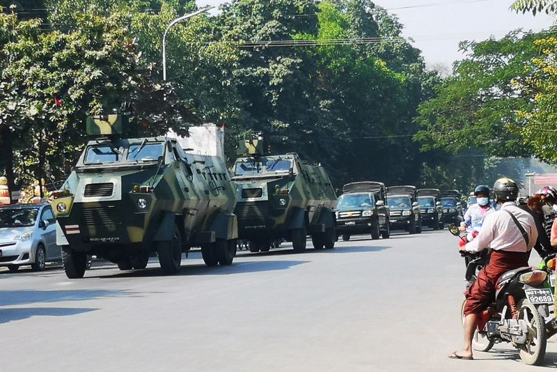 &copy; Reuters. Vehículos blindados del ejército de Myanmar pasan por una calle después de tomar el poder en un golpe de estado en Mandalay, Myanmar1.