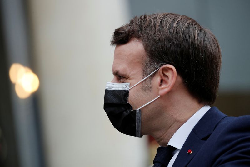 &copy; Reuters. CORONAVIRUS: MACRON PROMET UN VACCIN POUR CHAQUE ADULTE D&apos;ICI LA FIN DE L&apos;ÉTÉ