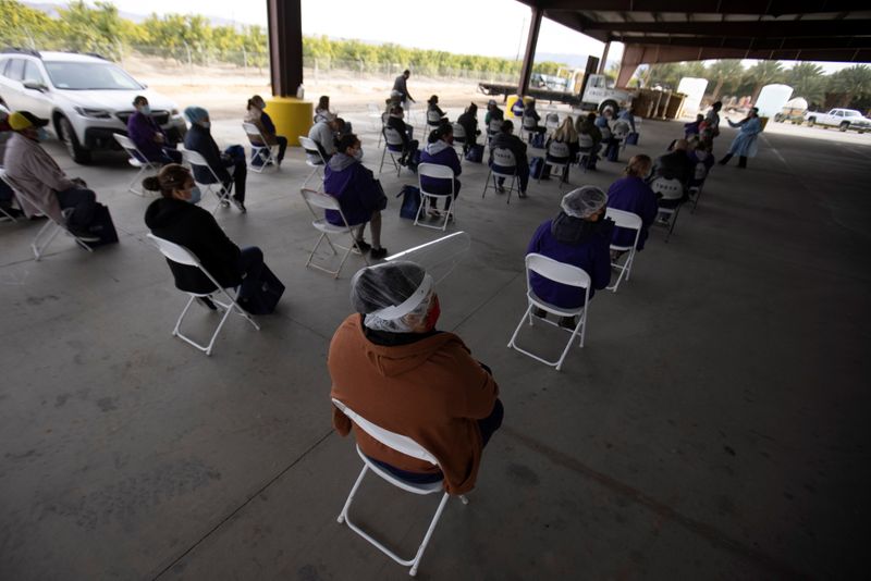 © Reuters. Farmworkers wait under observation after receiving vaccinations during the outbreak of the coronavirus disease (COVID-19) in Mecca, California