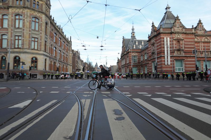 &copy; Reuters. オランダ、3月まで都市封鎖継続、スウェーデンで変異種感染拡大