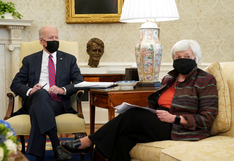 © Reuters. FILE PHOTO: U.S. President Joe Biden receives economic briefing with Treasury Secretary Janet Yellen at the White House in Washington