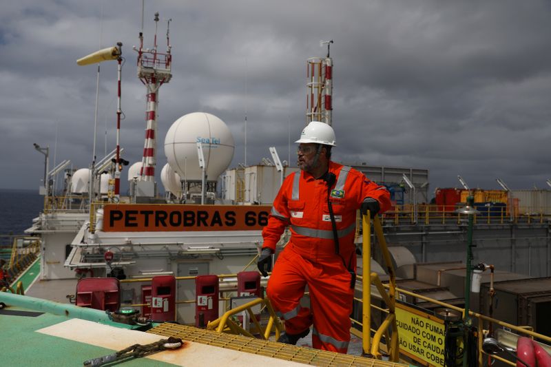 © Reuters. Plataforma da Petrobras na bacia de Santos, litoral do Rio de Janeiro