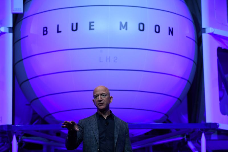 &copy; Reuters. Imagen de archivo del fundador y presidente ejecutivo de Amazon, Jeff Bezos, presentando el cohete del módulo de alunizaje de su compañía de exploración espacial Blue Origin durante un evento en Washington