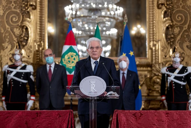© Reuters. Italian President Sergio Mattarella speaks at the Quirinale palace, in Rome