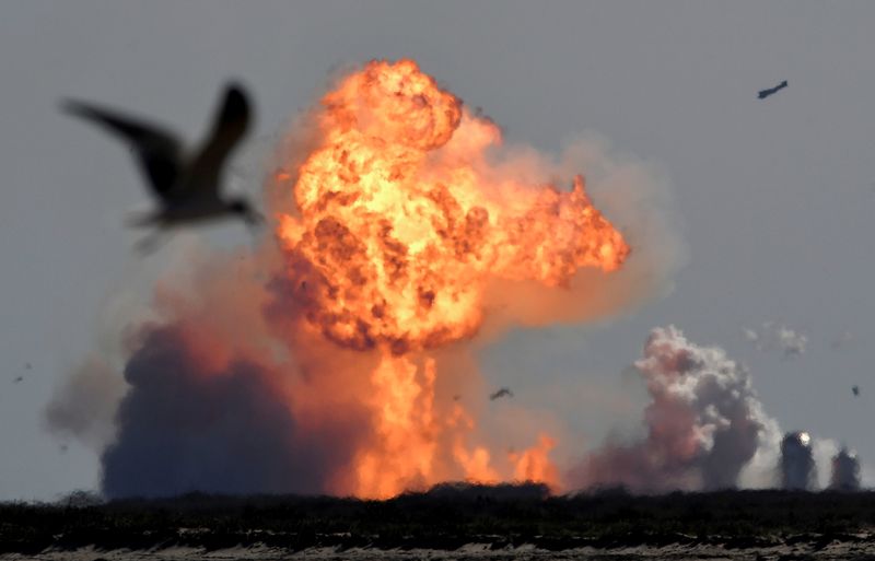 &copy; Reuters. SpaceX Starship SN9 explode durante testes em Boca Chica, Texas (EUA)