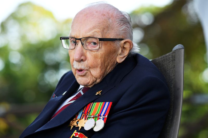 &copy; Reuters. 医療支援呼び掛けた100歳の英男性が死去、英雄との賞賛相次ぐ