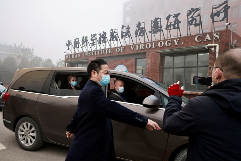 © Reuters. فريق تحقيق تقوده منظمة الصحة يزور مختبرا للفيروسات في ووهان بالصين