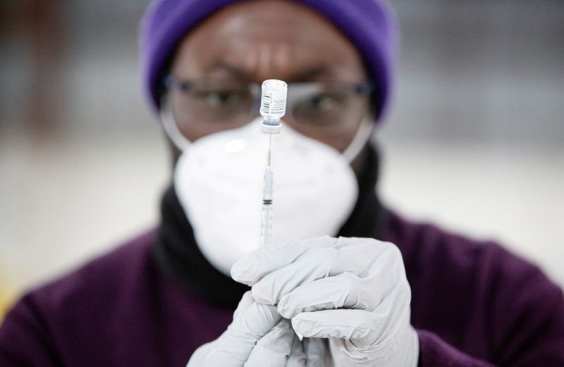&copy; Reuters. FOTO DE ARCHIVO-Vacunación masiva contra la enfermedad del coronavirus en el Centro de Eventos del Condado de Clark, en el recinto ferial de Ridgefield, Washington, Estados Unidos.