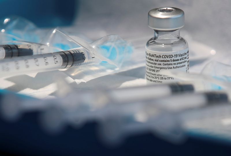 &copy; Reuters. FOTO DE ARCHIVO-Varias jeringas llenas con una dosis de la vacuna de Pfizer-BioNTech contra el COVID-19 preparadas para ser administradas en el CHIREC Delta Hospital de Bruselas, Bélgica.