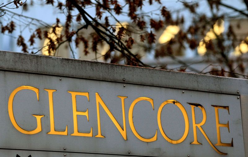 &copy; Reuters. FILE PHOTO: The logo of commodities trader Glencore is pictured in front of the company&apos;s headquarters in Baar