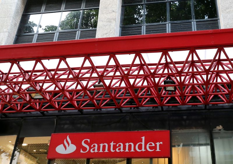 © Reuters. SANTANDER ENREGISTRE UNE PERTE ANNUELLE RECORD DE 8,77 MILLIARDS D'EUROS