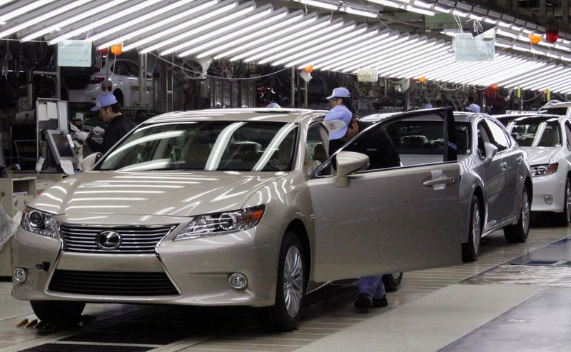 &copy; Reuters. Toyota workers inspect the new Lexus ES vehicles at a Toyota plant in Miyawaka