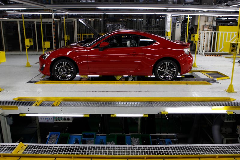 &copy; Reuters. Factory workers assemble a Toyota 86 at Fuji Heavy Industries Ltd&apos;s Gunma Main Plant in Ota