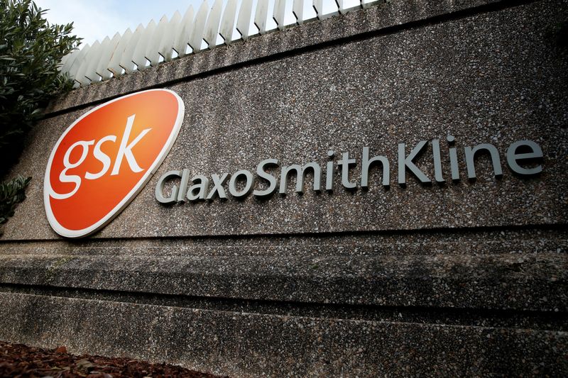 &copy; Reuters. Il logo GlaxoSmithKline presso uno stabilimento a Stevenage, nel Regno Unito