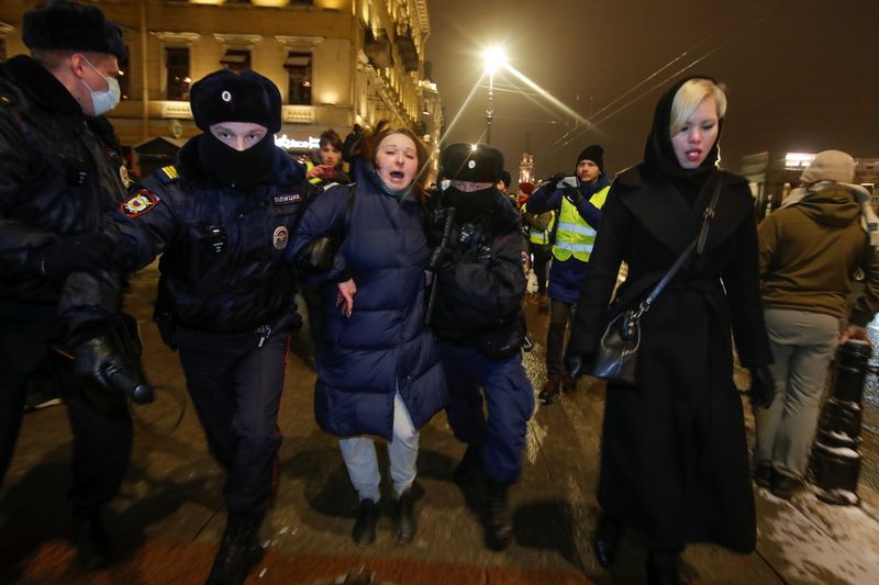 &copy; Reuters. Russian law enforcement officers detain a woman during a demonstration in support of Russian opposition leader Alexei Navalny in Saint Petersburg