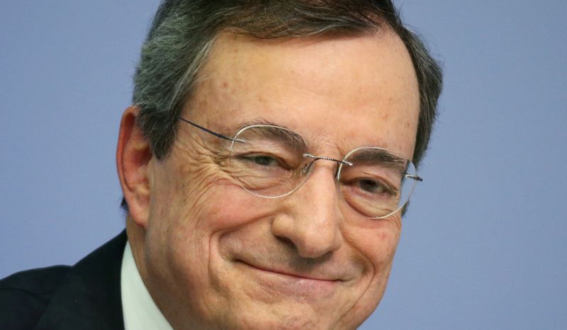 &copy; Reuters. Mario Draghi durante un incontro Bce a Francoforte