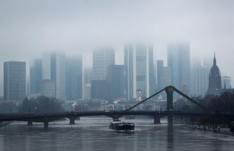 © Reuters. Vista de distrito financeiro de Frankfurt em meio a lockdown por Covid-19