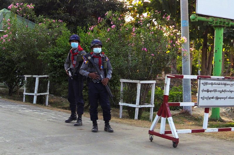 &copy; Reuters. Soldados em posto de controle perto do complexo do Parlamento de Mianmar em Naypyitaw