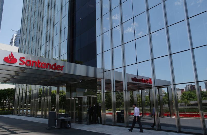 &copy; Reuters. Santander Brasil tem lucro acima do esperado com tarifas e provisão menor