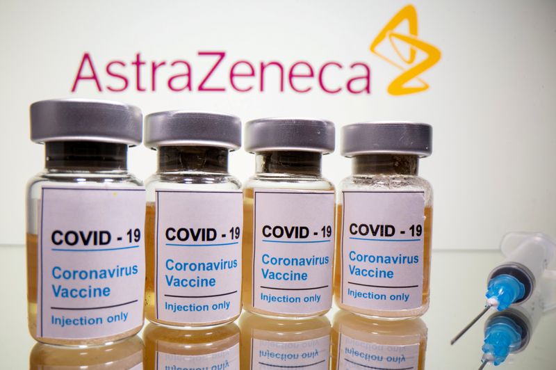 &copy; Reuters. Viales con una pegatina en la que se lee &quot;COVID-19 / Coronavirus vaccine / Injection only&quot; y una jeringa médica ante un logotipo de AstraZeneca en esta ilustración tomada el 31 de octubre de 2020