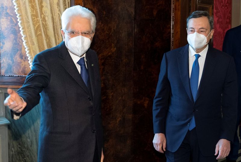 &copy; Reuters. El expresidente del Banco Central Europeo, Mario Draghi, junto al presidente de Italia, Sergio Mattarella, en Roma