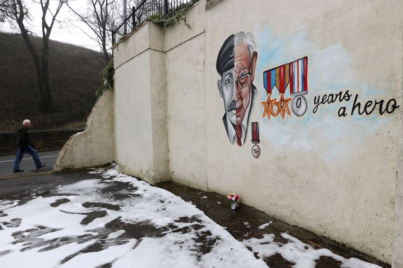 © Reuters. Street art of late record-breaking centenarian Captain Tom in Pontefract