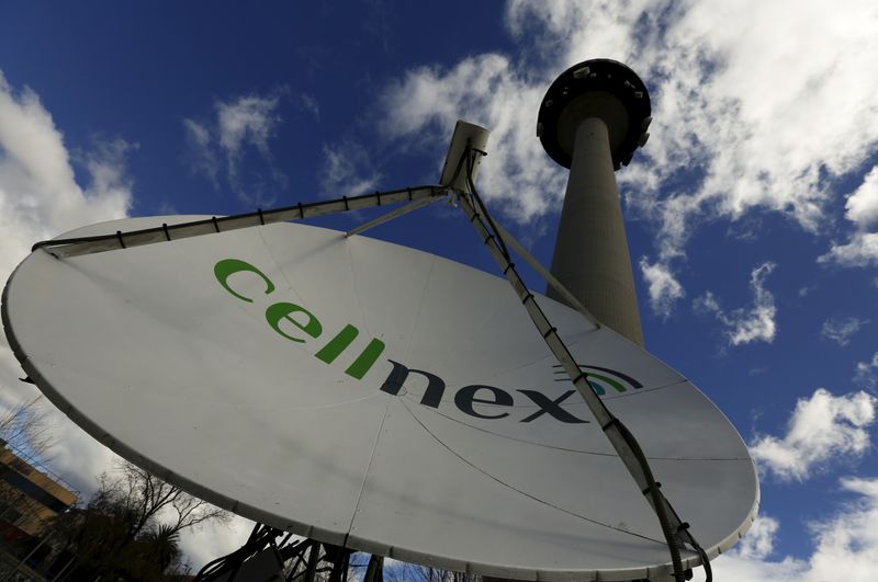 © Reuters. L'ESPAGNOL CELLNEX VA ACHETER 10.500 SITES DE TÉLÉCOMMUNICATION EN FRANCE