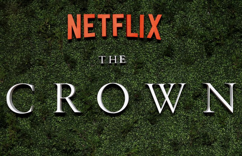 &copy; Reuters. Foto de archivo del logo de netflix en un evento por el estreno de la tercera temporada de la serie &quot;The Crown&quot; en Londres