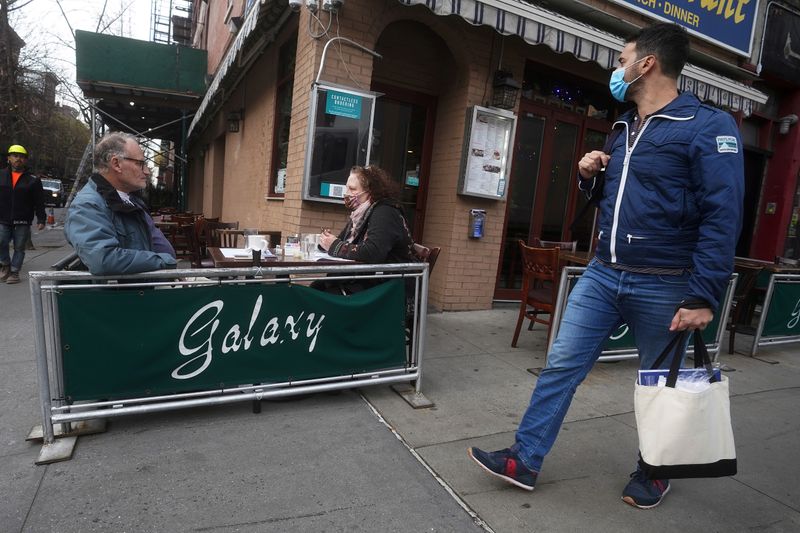 &copy; Reuters. Clientes em mesa externa de restaurante em meio a surto de Covid-19 em Nova York