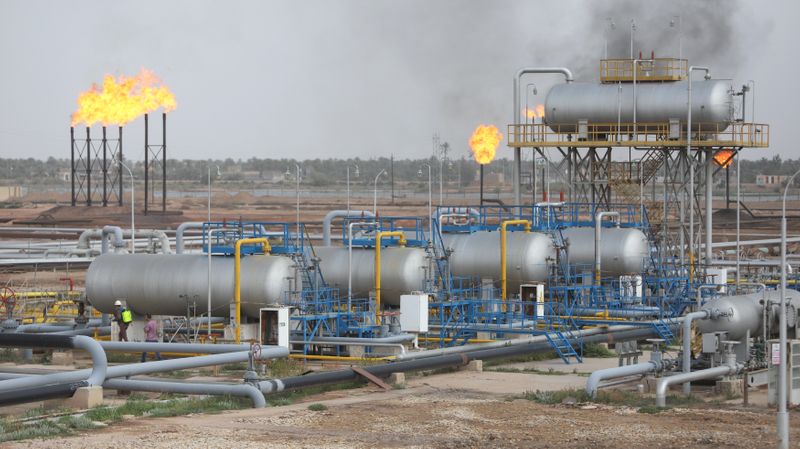 &copy; Reuters. العراق يقول إنه ملتزم بالتعويض عن أحجام الإنتاج النفطي الزائد