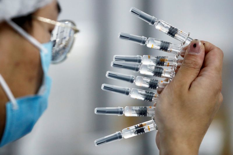 &copy; Reuters. Profissional de saúde segura vacinas da chinesa Sinovac Biotech em Pequim