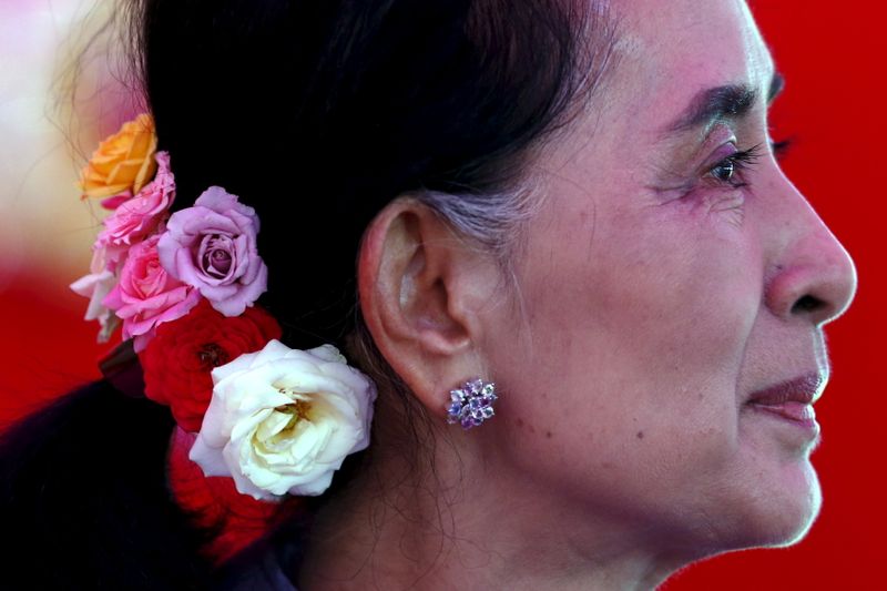 © Reuters. FILE PHOTO: Myanmar's National League for Democracy Party leader Aung San Suu Kyi looks on during a news conference at her home in Yangon