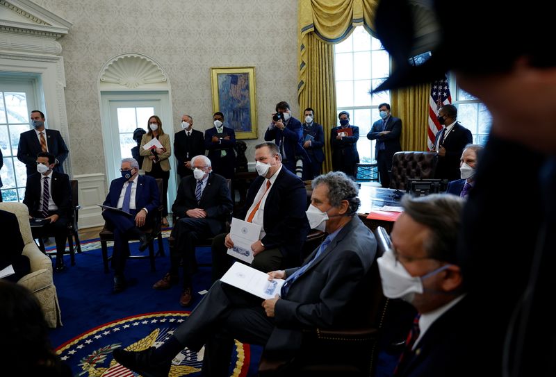 © Reuters. U.S. President Biden hosts meeting to discuss coronavirus aid legislation with Democratic senators at the White House in Washington