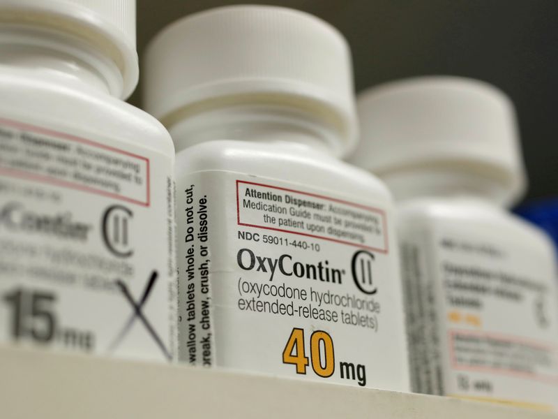 © Reuters. FILE PHOTO: FILE PHOTO: Bottles of prescription painkiller OxyContin made by Purdue Pharma LP sit on a shelf at a local pharmacy in Provo