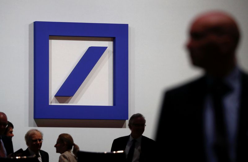 &copy; Reuters. Dipendenti Deutsche Bank riuniti in attesa dell&apos;assemblea annuale degli azionisti a Francoforte