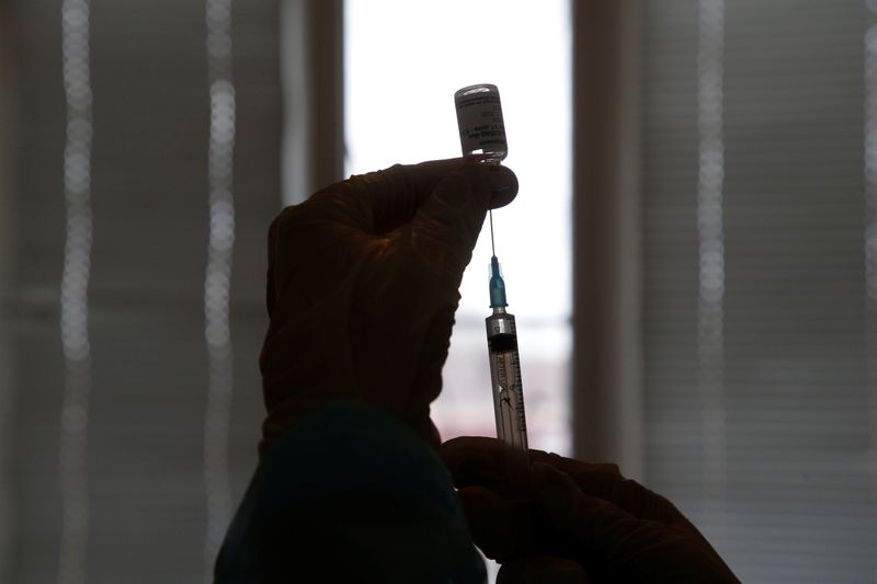 &copy; Reuters. A healthcare worker fills a syringe with a dose of Sputnik V (Gam-COVID-Vac) vaccine against the coronavirus disease (COVID-19) in Donskoye