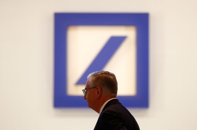 &copy; Reuters. FOTO DE ARCHIVO: El presidente del consejo de administración de Deutsche Bank frente al logotipo del banco en Fráncfort