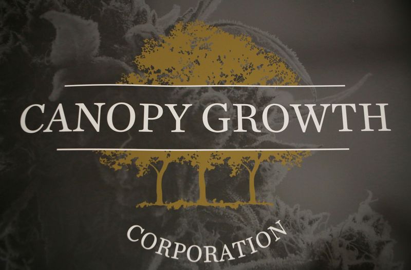 &copy; Reuters. FILE PHOTO: A sign featuring Canopy Growth Corporation&apos;s logo is pictured at their facility in Smiths Falls