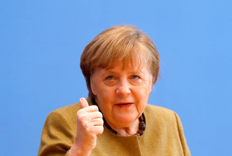 &copy; Reuters. Imagen de archivo de la canciller alemana, Angela Merkel, habla durante una conferencia de prensa en Berlín, Alemania.