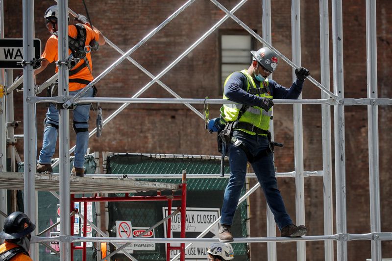 &copy; Reuters. Construction workers assemble a scaffold at a job site, as phase one of reopening after lockdown begins, during the outbreak of the coronavirus disease (COVID-19) in New York