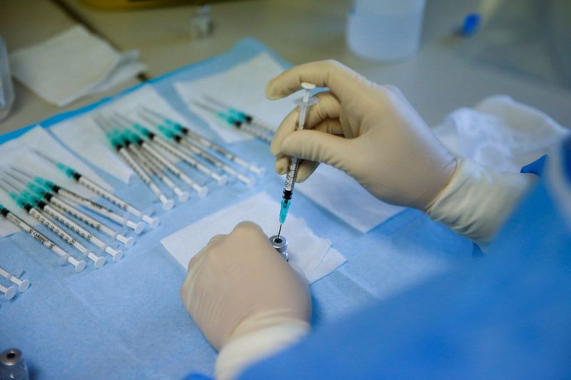 &copy; Reuters. Profissional de saúde prepara vacinas Pfizer/BioNTech contra Covid-19 para aplicação em hospital em Lisboa