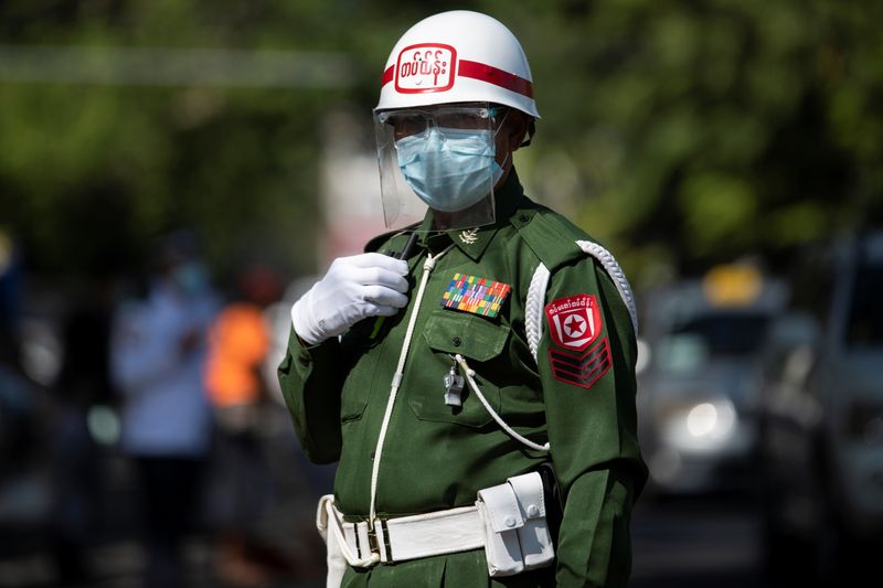 &copy; Reuters. Policial militar faz guarda na região central de Yangon, em Mianmar