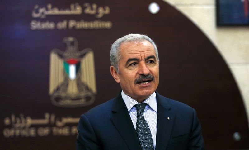 &copy; Reuters. رئيس الحكومة الفلسطينية يتعهد  بإعادة بناء تجمع بدوي هدمته إسرائيل