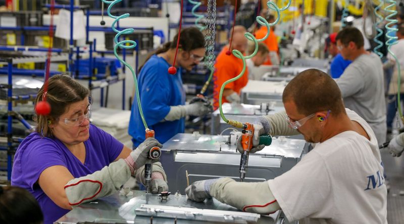 © Reuters. Workers assemble built-in appliances at the Whirlpool manufacturing plant in Cleveland