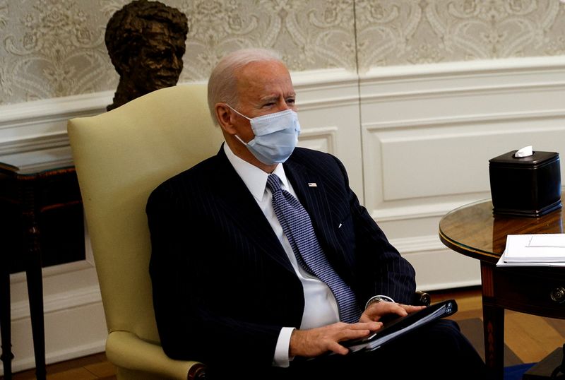 &copy; Reuters. FILE PHOTO: U.S. President Biden and VP Harris discuss coronavirus aid legislation with Democratic senators at the White House in Washington