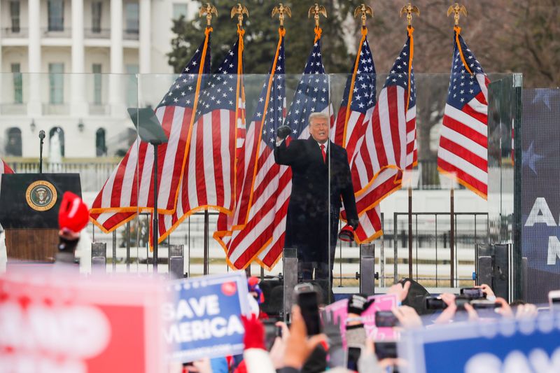 &copy; Reuters. Imagen de archivo del presidente de EEUU, Donald Trump, alentando a sus seguidores en un mitin frente a la Casa Blanca, Washington, EEUU.