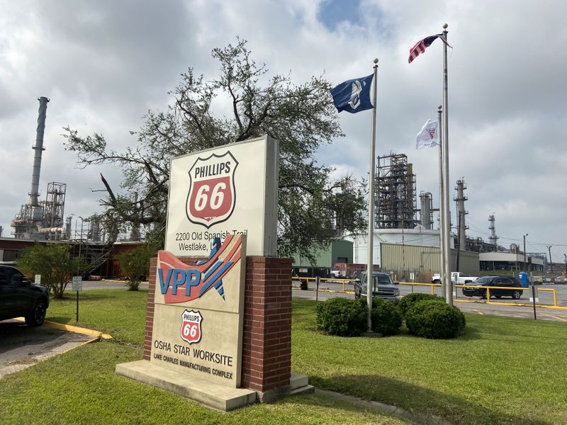 &copy; Reuters. FILE PHOTO: Flags wave in front of the Phillips 66 refinery near Lake Charles, Louisiana