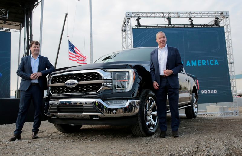 &copy; Reuters. FILE PHOTO: Ford Motor Co. CEO Jim Farley and Executive Chairman Bill Ford Jr. pose next to a new 2021 Ford F-150 pickup truck in Dearborn, Michigan