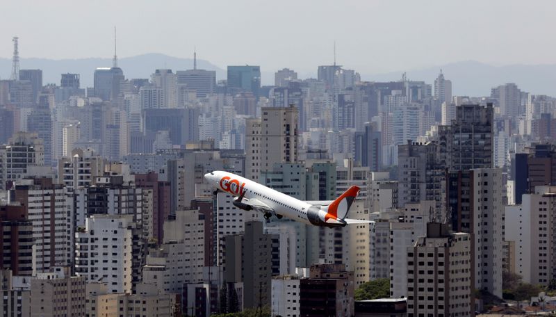 © Reuters. Aeronave da Gol durante decolagem do aeroporto de Congonhas, em São Paulo